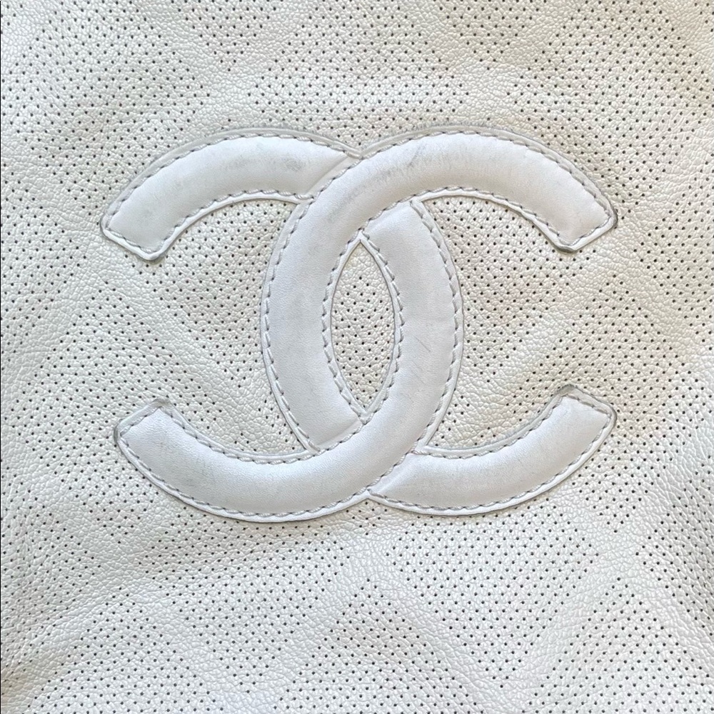 Chanel white lambskin leather tote - Picture 5 of 16